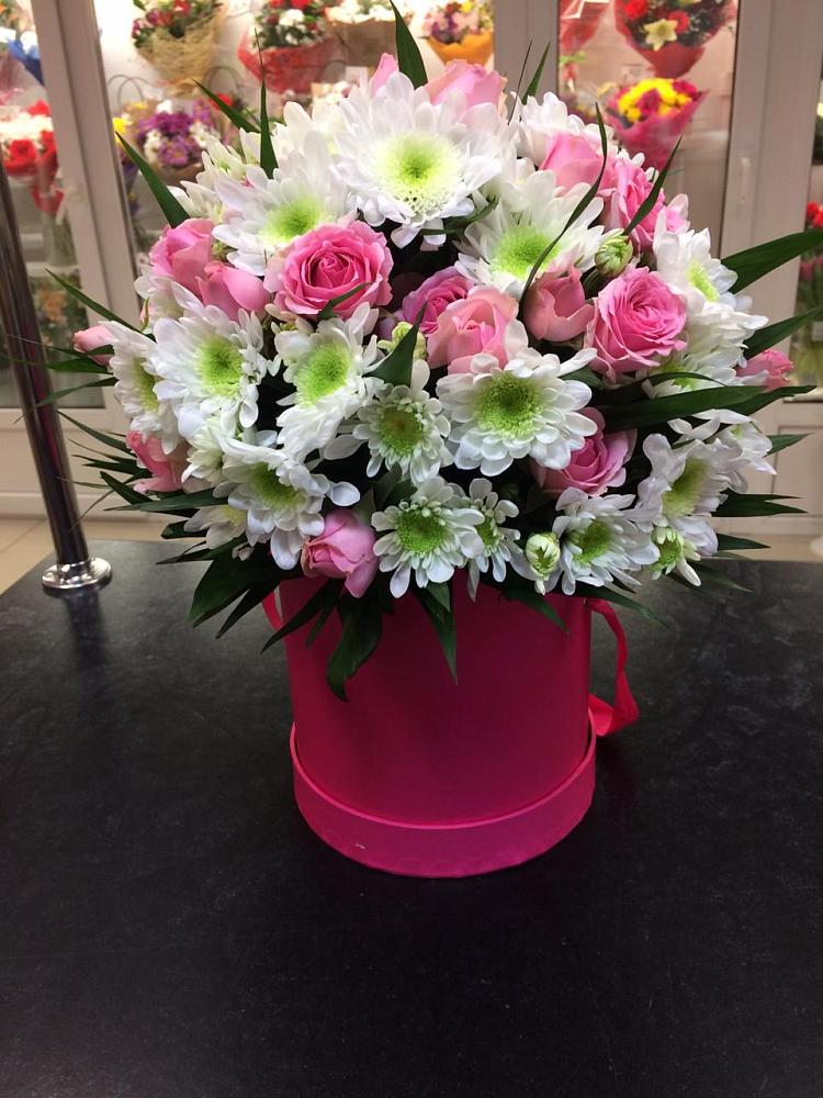 Цветочная композиция из Розы и Хризантемы в шляпной коробке в Зубутлях-Миатли